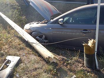 Von der Stra&szlig;e in den Graben und den Telefonmast umgeknickt. Ein Unfall passierte in Ha&szlig;furt auf der H&ouml;he der G&auml;rtnerei Roth. Foto: Julian Weidinger