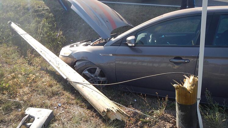 Von der Stra&szlig;e in den Graben und den Telefonmast umgeknickt. Ein Unfall passierte in Ha&szlig;furt auf der H&ouml;he der G&auml;rtnerei Roth. Foto: Julian Weidinger