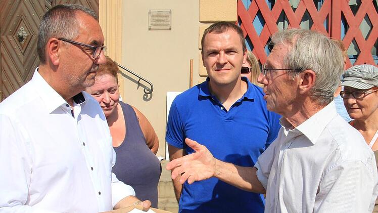 Bürgermeister Jürgen Kohmann (links) nahm Ende August die Unterschriften vom BN-Kreisvorsitzenden Anton Reinhardt entgegen. Danach leitet der Stadtrat den Bürgerentscheid ein.