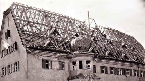 Die Zerstörungen im Dachbereich der Kronacher Post; links im Bild die gehisste weiße FahneRepro: Gerd Fleischmann
