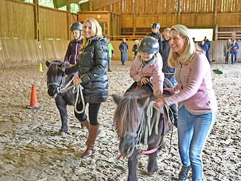 Erste Reitstunde mit Kultusstaatssekretärin Anna Stolz und Schirmherrin Karin Baumüller-Söder (r.)