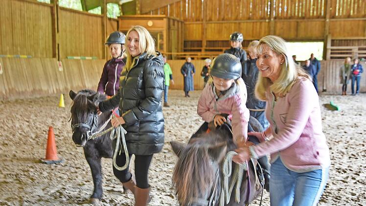Erste Reitstunde mit Kultusstaatssekretärin Anna Stolz und Schirmherrin Karin Baumüller-Söder (r.)