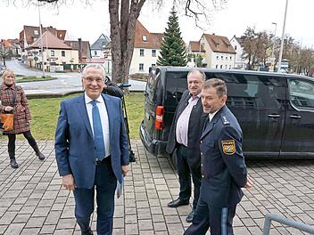 Vor der Inspektion wurde Innenminister Joachim Herrmann vom Ersten Polizeihauptkommissar Reimund Mehler und vom Landtagsabgeordneten Walter Nussel empfangen.