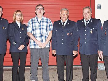 Zu seiner Ernennung zum Ehrenvorsitzenden hat Thomas L&ouml;ffler (3. v. li.) die Gl&uuml;ckw&uuml;nsche des stellvertretenden Kommandanten Mario Ahles, der stellvertretenden Vorsitzenden Melanie Kraus, des Vorsitzenden Thomas Hofmann, des Kommandanten Stefan Kr...