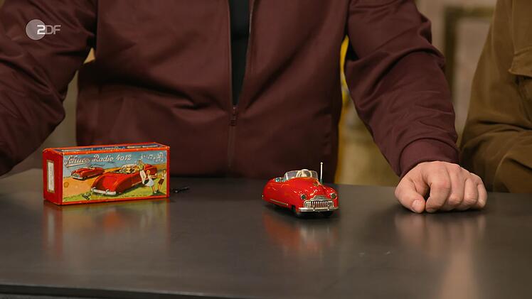 Das aufziehbare Schuco Spielzeugauto "Radio 4012" mit Spieluhr aus dem Jahr 1954/55 hat einen Wert von 300 bis 350 Euro. Daniel Meyer zahlte 300 Euro.