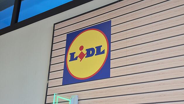 Das Bild zeigt das Lidl-Logo auf einer Fassade in Holzoptik. Dies k&ouml;nnte zur Ank&uuml;ndigung der neuen Filiale in Hirschaid geh&ouml;ren.