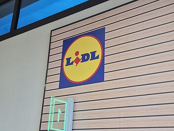 Das Bild zeigt das Lidl-Logo auf einer Fassade in Holzoptik. Dies k&ouml;nnte zur Ank&uuml;ndigung der neuen Filiale in Hirschaid geh&ouml;ren.