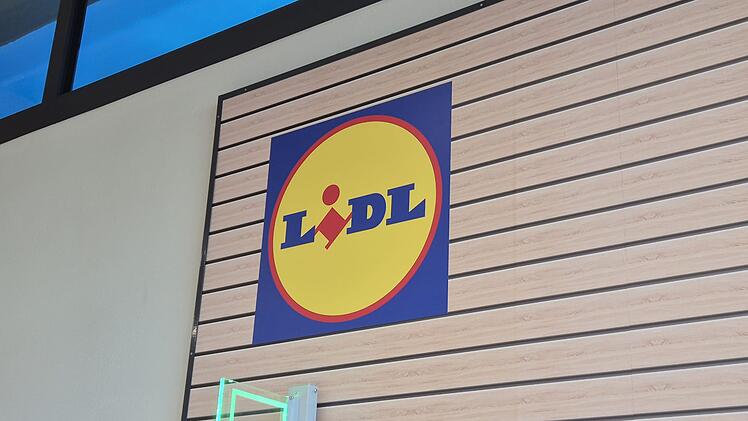 Das Bild zeigt das Lidl-Logo auf einer Fassade in Holzoptik. Dies k&ouml;nnte zur Ank&uuml;ndigung der neuen Filiale in Hirschaid geh&ouml;ren.