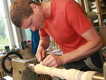 Jörg Bayer ist eigentlich gelernter Modellbauer, doch er hat ein Händchen für die feinen Verzierungen der Instrumente - und auf Genauigkeit kommt es bei Wolf Holzblasinstrumente aus Kronach natürlich an.