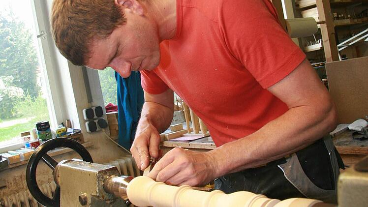 Jörg Bayer ist eigentlich gelernter Modellbauer, doch er hat ein Händchen für die feinen Verzierungen der Instrumente - und auf Genauigkeit kommt es bei Wolf Holzblasinstrumente aus Kronach natürlich an.