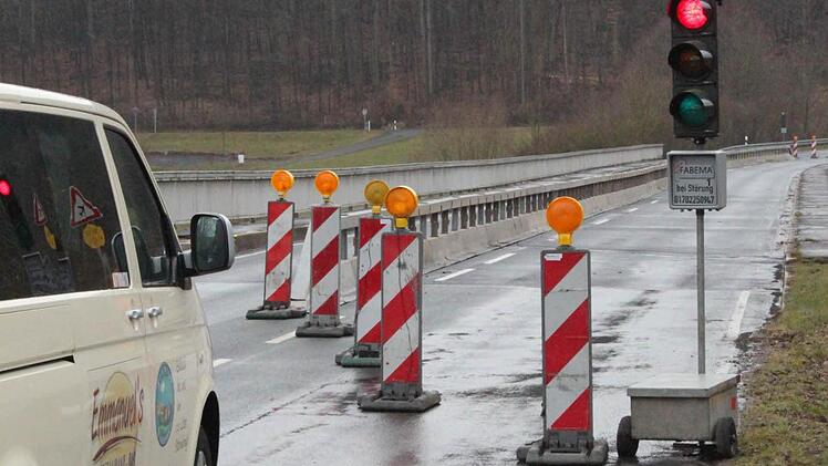 Fast während der gesamten Bauzeit wird die Brücke halbseitig befahrbar bleiben.