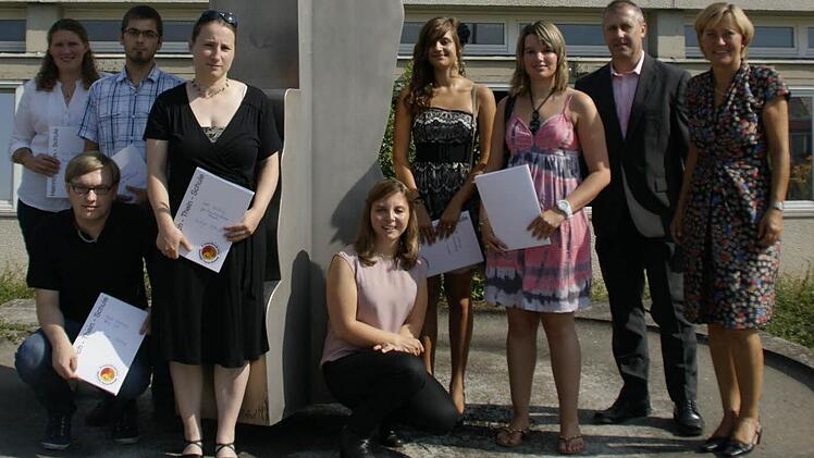 Die Staatspreisträger und die Preisträger des Freundeskreises der Berufsschule mit Schulleiterin Heidrun Görtler und dem Freundeskreis-Vorsitzenden Herbert Elflein (von rechts) an der Säule vor der Schule. Mit auf dem Bild ist Katja Oltsch (Vierte von links). Foto: sw