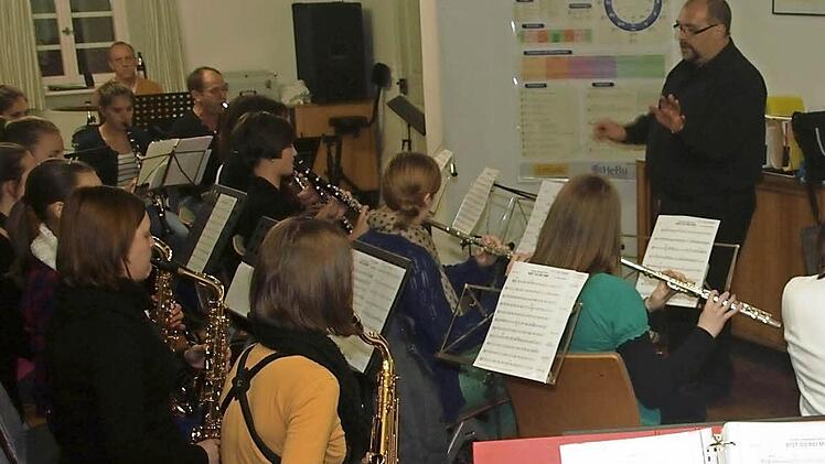 Neuer Dirigent der Blaskapelle Ebenhausen ist Alexander Kneuer aus Arnstein. Das Bild zeigt ihn bei einer Probe mit dem Orchester. Foto: Stefan Geiger
