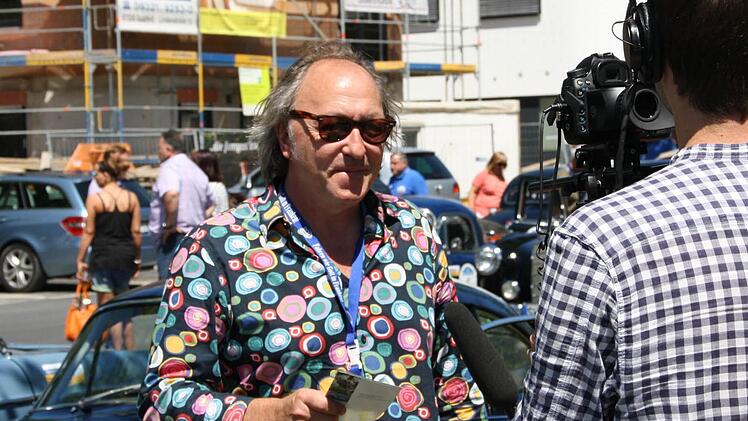 Kabarettist Urban Priol war der gefragteste Interview-Partner unter den 175 Fahrern der Rallye. Foto: Ralf Ruppert