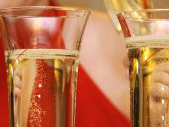 Champagner in größerer Menge klauten Diebe in Münnerstadt zu bester Geschäftszeit. Foto: Symbolfoto