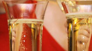 Champagner in größerer Menge klauten Diebe in Münnerstadt zu bester Geschäftszeit. Foto: Symbolfoto