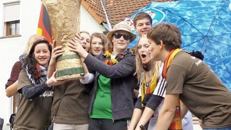 Ein Grund zur Freude und zum Feiern: Die Koppenwinder machten die Fußball-WM zum Thema beim Kirchweihumzug.  Foto: Helmut Kistner