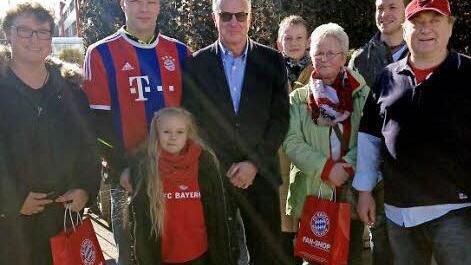 Die Mitglieder des Bayern-Fanclubs "Mia san mia" trafen in M&uuml;nchen auch den Vorstandsvorsitzenden Karl-Heinz Rummenigge. Foto: privat