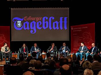 Das Podium mit (von links) Alexander Arnold (FDP), René Hähnlein (Linke), Doris Aschenbrenner (SPD), Oliver Schmidt, Thomas Apfel, Hans Michelbach (CSU), Michael Eckstein (Grüne), Martin Böhm (AfD) und Christoph Raabs (ÖDP). Fotos: Jochen Berger
