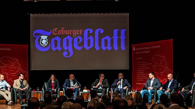 Das Podium mit (von links) Alexander Arnold (FDP), René Hähnlein (Linke), Doris Aschenbrenner (SPD), Oliver Schmidt, Thomas Apfel, Hans Michelbach (CSU), Michael Eckstein (Grüne), Martin Böhm (AfD) und Christoph Raabs (ÖDP). Fotos: Jochen Berger