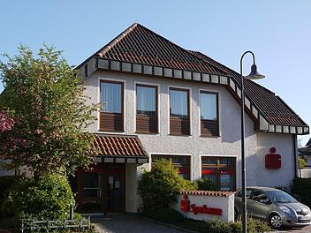 Auslaufmodell: Die Sparkasse Coburg-Lichtenfels will ihre Zweigstelle Mitte Juni schließen und das Gebäude anschließend verkaufen. Wo dann der versprochene Geldautomat hin kommt, steht in den Sternen.Berthold Köhler