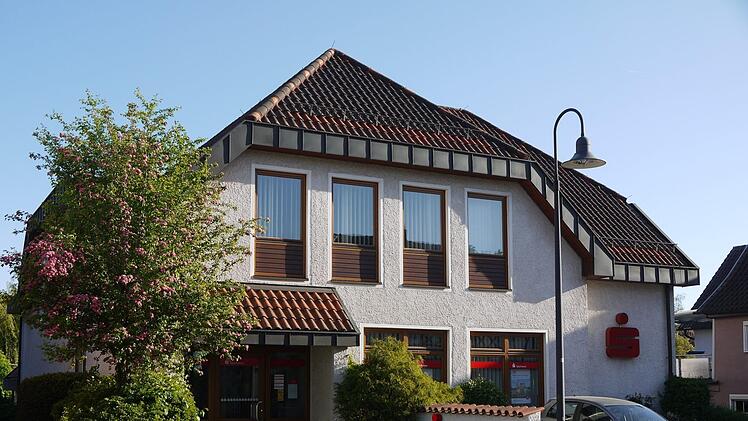 Auslaufmodell: Die Sparkasse Coburg-Lichtenfels will ihre Zweigstelle Mitte Juni schließen und das Gebäude anschließend verkaufen. Wo dann der versprochene Geldautomat hin kommt, steht in den Sternen.Berthold Köhler