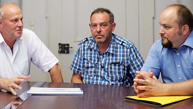 B&uuml;rgermeister Geralad Brehm im Gespr&auml;ch mit Robert Dorsch und Bernd Langgut (von links) bei der &Uuml;bergabe der Unterschriften.  Foto: Johanna Blum