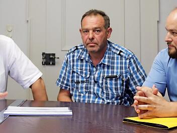 Bürgermeister Geralad Brehm im Gespräch mit Robert Dorsch und Bernd Langgut (von links) bei der Übergabe der Unterschriften.  Foto: Johanna Blum