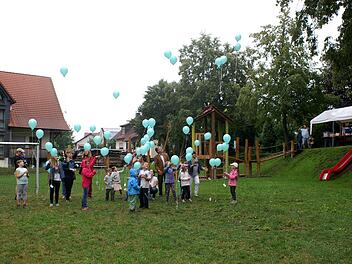 Inmitten der Kinder verteilt German Baum, der Vorsitzende des Obst- und Gartenbauvereins, Luftballons. Fotos: Renate Neubecker