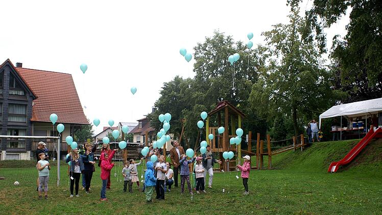 Inmitten der Kinder verteilt German Baum, der Vorsitzende des Obst- und Gartenbauvereins, Luftballons. Fotos: Renate Neubecker