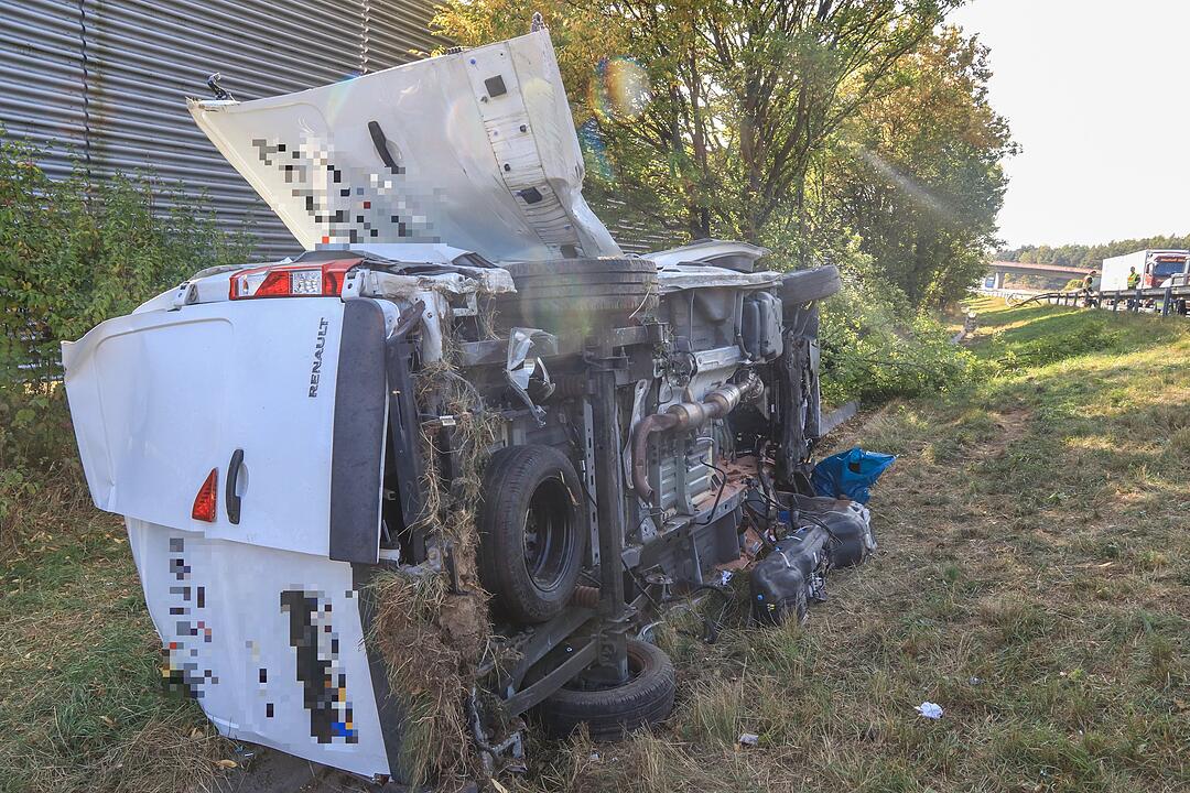 Auf der A70 bei Stadelhofen: Transporter  durchbricht Leitplanke – zwei Verletzte