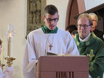 Gottesdienst mit brasilianischen Elementen: Lukas Weimer trägt das Evangelium auf Portugiesisch vor.