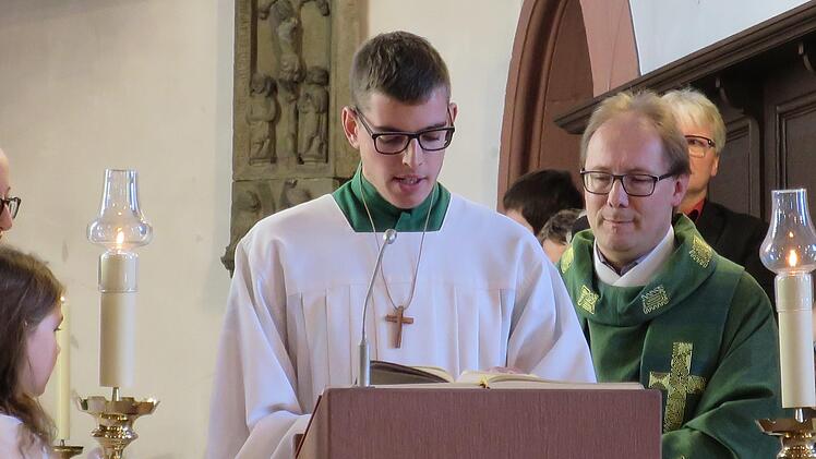 Gottesdienst mit brasilianischen Elementen: Lukas Weimer trägt das Evangelium auf Portugiesisch vor.