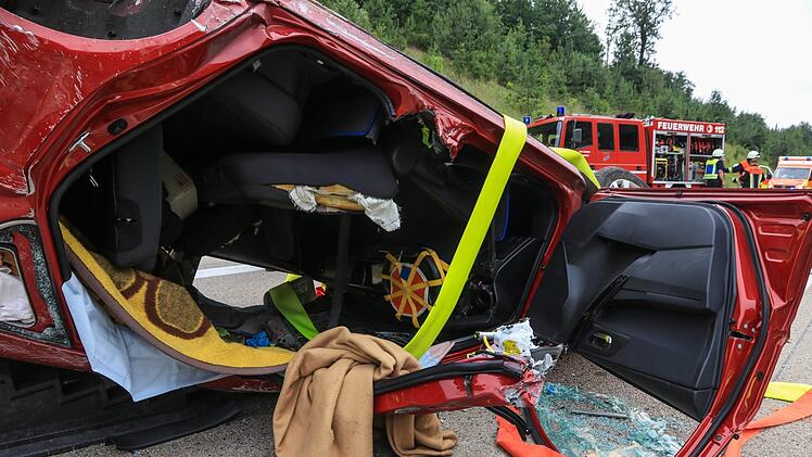 Im Landkreis Coburg ist am Montag ein schwerer Unfall passiert, bei dem ein Auto auf dem Dach auf der A73 landete. Foto: NEWS5 / Merzbach
