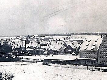 Winteraufnahme aus dem Jahr 1928: Blick auf das BayWa-Lagerhaus (Kalenderbild Dezember 2017).  Fotos: Heimatverein
