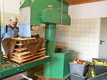 Ingo Janson vom Obst- und Gartenbauverein Marktgraitz bedient die Saftpresse im "Graatzer" Kelterhaus.  Foto: Umweltstation Landkreis Lichtenfels/Michael Stromer