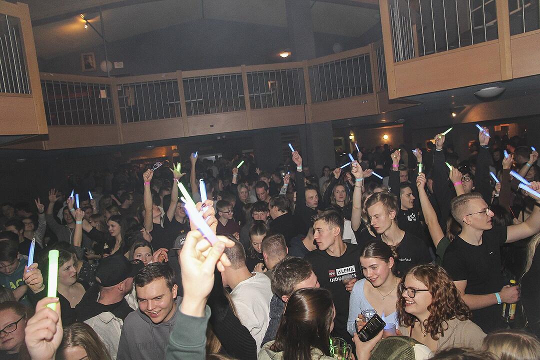 Die Partyband "Power" heizte ordentlich ein.