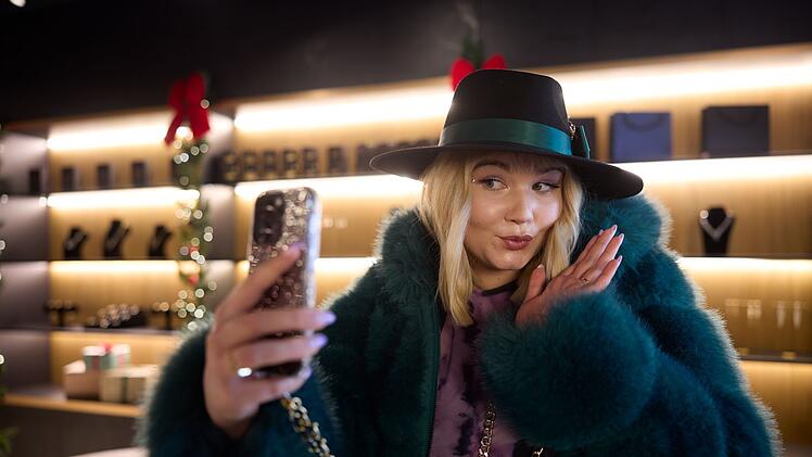 Natty Glam (Malene Becker) nutzt das Luxuskaufhaus Olymp, um ihren Glamour-Lifestyle f&uuml;r ihre Follower aufrecht zu halten.