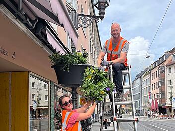 W&uuml;rzburg: Flower Baskets versch&ouml;nern Innenstadt 2026
