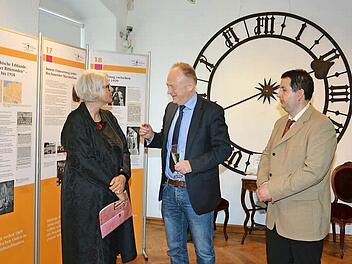 Bürgermeister Helmut Blank (Mitte) im Gespräch mit Maike Trentin-Meyer vom Deutschorden-Museum in Bad Mergentheim. Rechts der Leiter des Henneberg-Museums, Björn Hein.  Foto: Kultourismus