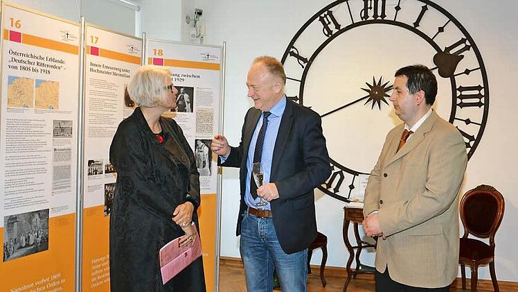 Bürgermeister Helmut Blank (Mitte) im Gespräch mit Maike Trentin-Meyer vom Deutschorden-Museum in Bad Mergentheim. Rechts der Leiter des Henneberg-Museums, Björn Hein.  Foto: Kultourismus