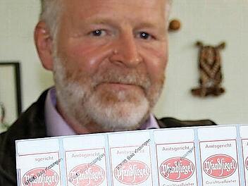 Pfandsiegelmarke ist die amtliche Bezeichnung für das, was landläufig Kuckuck heißt. Zum Einsatz kommt der allerdings immer seltener, weil meist nicht viel zu pfänden ist. Dafür hat Gerichtsvollzieher Reiner Simon ganz andere Aufgaben, von Zwangsräumung bis zur Kindsherausnahme.  Fotos: Ralf Ruppert