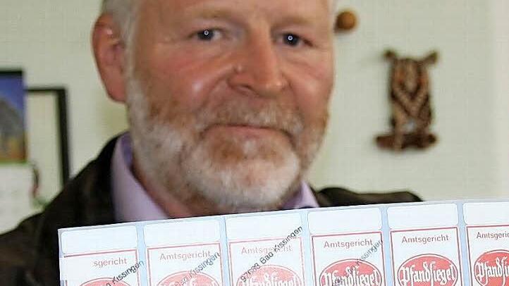 Pfandsiegelmarke ist die amtliche Bezeichnung für das, was landläufig Kuckuck heißt. Zum Einsatz kommt der allerdings immer seltener, weil meist nicht viel zu pfänden ist. Dafür hat Gerichtsvollzieher Reiner Simon ganz andere Aufgaben, von Zwangsräumung bis zur Kindsherausnahme.  Fotos: Ralf Ruppert
