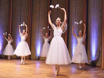 Graziös im Ballettröckchen "Tutu" und auf Zehenspitzen, die Mädchen der Choreografieschule "VEK" Moskau.  Fotos: Peter Klopf