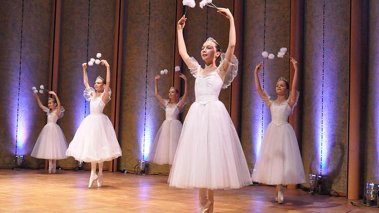Graziös im Ballettröckchen "Tutu" und auf Zehenspitzen, die Mädchen der Choreografieschule "VEK" Moskau.  Fotos: Peter Klopf