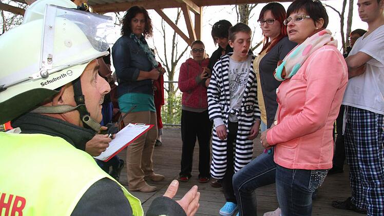 Einsatzleiter Michael Weich überzeugt sich von der Vollzähligkeit der "Geretteten".