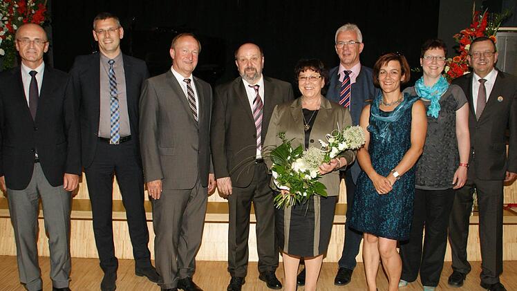 In sieben Jahren als Direktor hat Ulrich Fischer die Dr.-Auguste-Kirchner-Realschule Haßfurt wesentlich geprägt. Am Freitag wurde er in den Ruhestand verabschiedet. Unser Bild zeigt von links: Landrat Wilhelm Schneider, den Nachfolger von Ulrich Fischer, Dr. Hartmut Hopperdiezel, Ministerialbeauftragten Johann Seitz, Ulrich und Gabi Fischer, Bürgermeister Günther Werner, die Konrektorinnen Christine Rottmann und Christine Gehringer sowie den Ministerialbeauftragten Horst Karch.