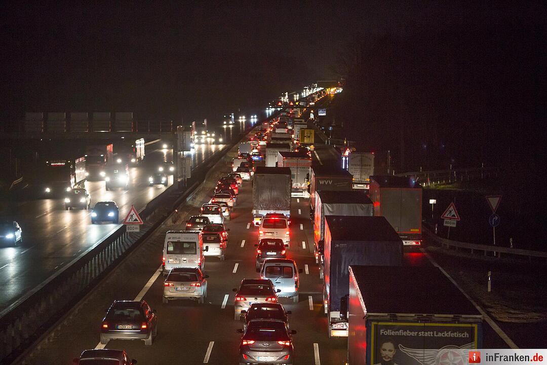 Sattelschlepper kracht in Baustellenabsicherung auf der A9