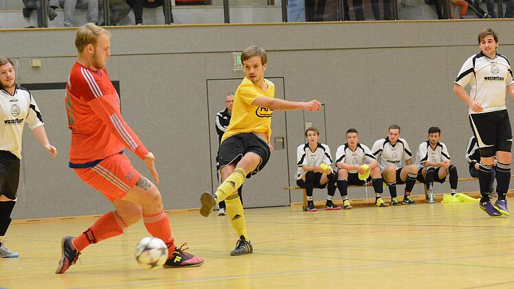 Szene aus dem Spiel des FC Thulba (gelbe Trikots) gegen den FC Hammelburg. Foto: ssp