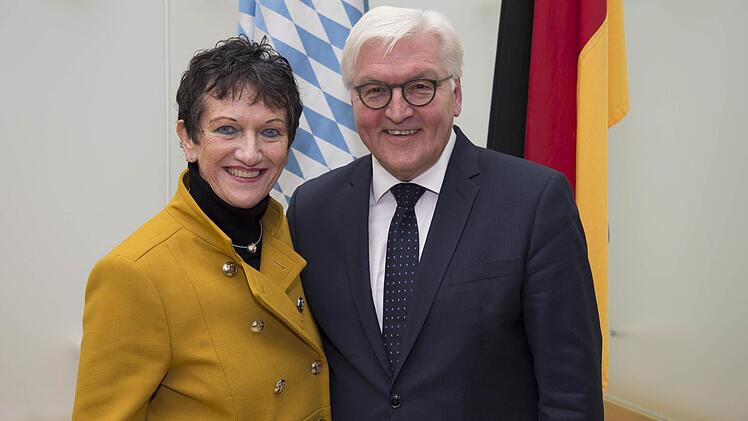 Die Kulmbacherin Inge Aures mit Frank-Walter Steinmeier. Foto: Felix H&auml;lbich